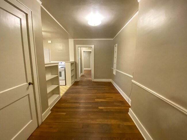 Building Photo - 1 bedroom, living dining den near Central and Highland