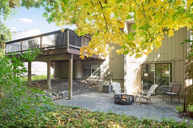 Foto del edificio - 1815 Black Oaks Ln N