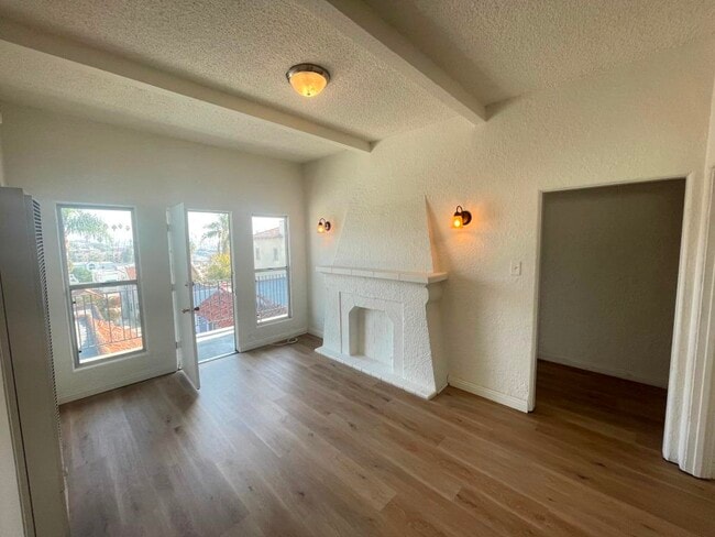 Foto del edificio - 323 N Alexandria Ave