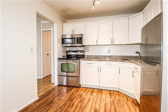 Foto del edificio - 18 College Dr