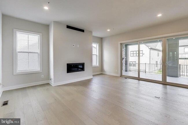 Foto del edificio - 6921 Renita Ln