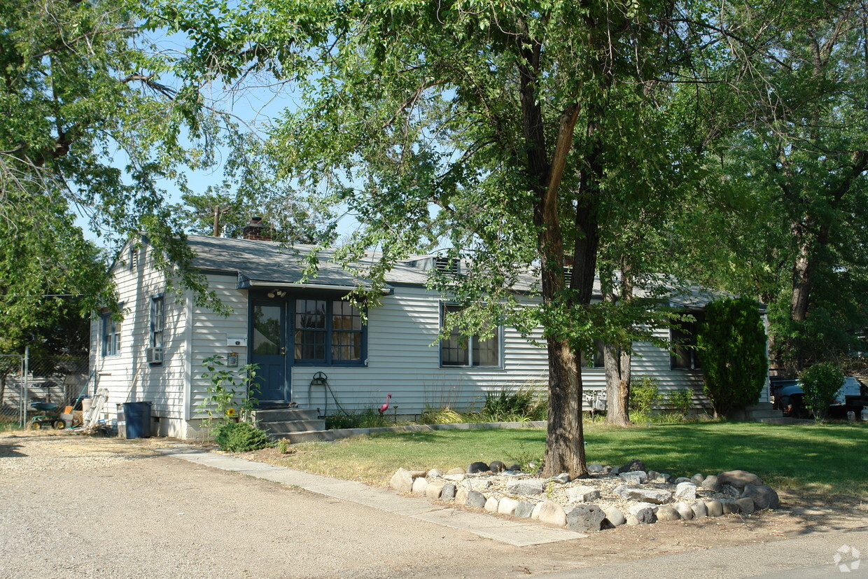 Foto del edificio - Village Apartments