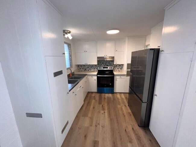 Foto del edificio - 5 Bedrooms | 2 Bathrooms | 3-Car Carport |...