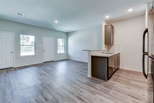 Building Photo - 407 E Avenue G