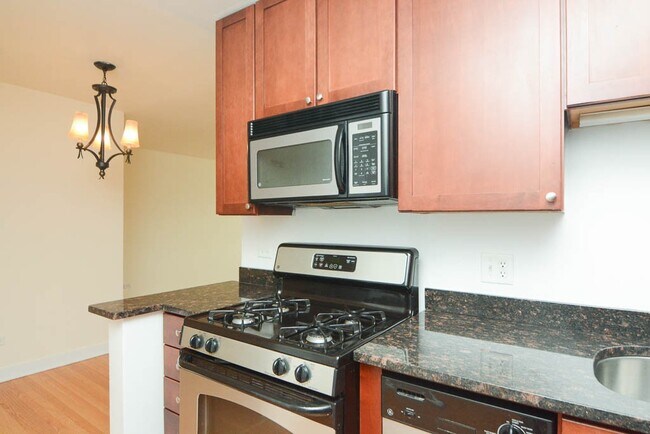 Building Photo - 628 W Wrightwood Ave