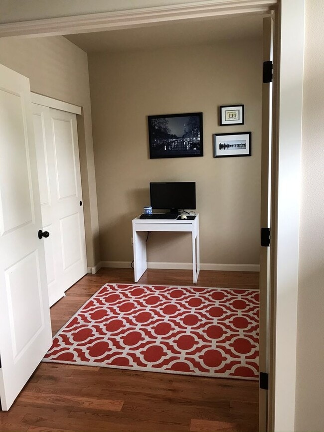 Building Photo - 4bed/3ba Old Portland style Home Nestled i...