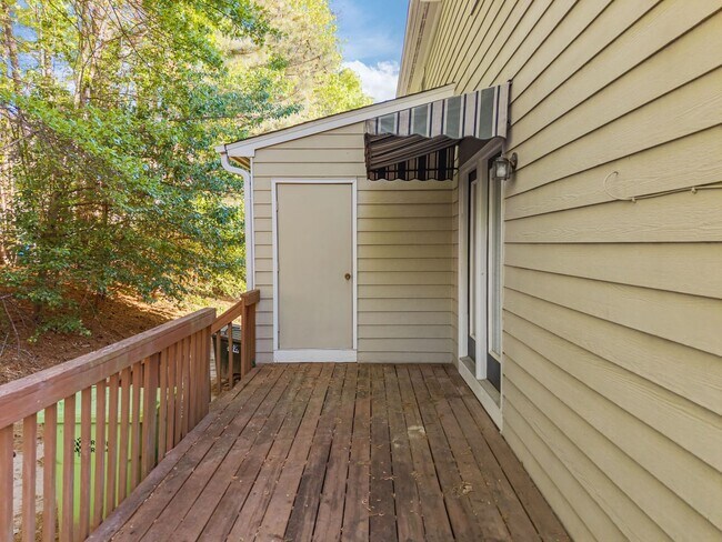 Foto del edificio - Fantastic End-Unit Townhome Available Now!