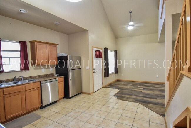 Foto del edificio - 3 Bedroom, 2.5 Bath 1 1/2 story first floor master suite -Townhome in Urbandale with 2-Car attach...