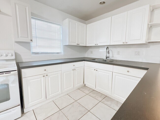 Building Photo - 2454 3rd St SW