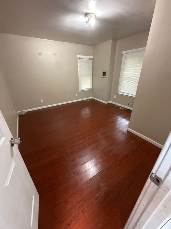 Building Photo - 2 bed 1 bath