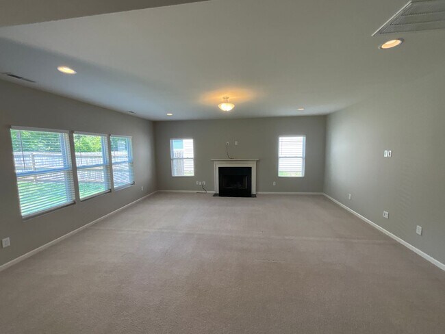 Foto del edificio - Everything You Need...4 Bedroom 2.5  Bath ...