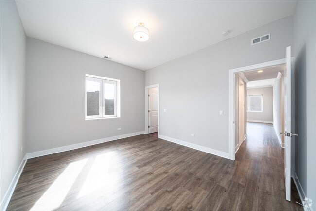 1BD, 1BA - 745SF - Bedroom - 927 W Irving