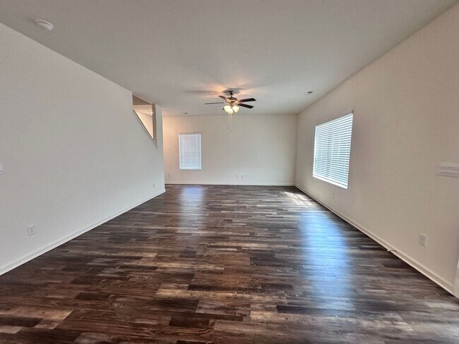 Foto del edificio - efficient two-level home provides a large living room, 4 very spacious bedrooms, and 2.5 bathrooms
