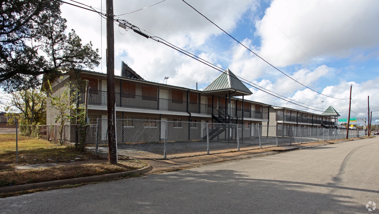 Building Photo - Riverstone Apartments