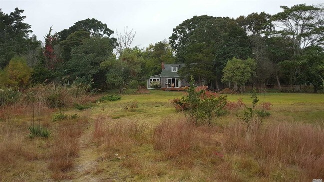 Foto del edificio - 669 Peconic Bay Blvd