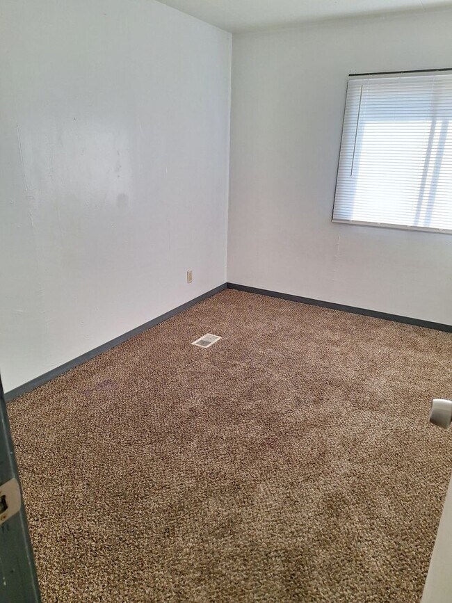 Foto del edificio - 4 bed 2 bath