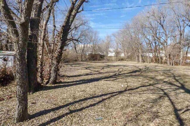 Building Photo - 3 bed 2 Bath Home Super Large Back Yard