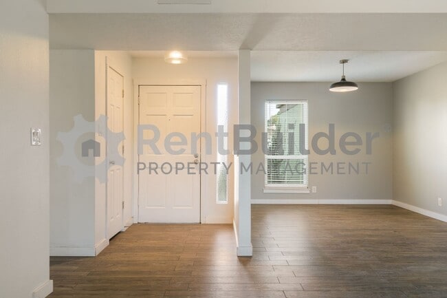 Building Photo - MONTHLY YARD SERVICE INCLUDED JUST IN TIME FOR SPRING!!!