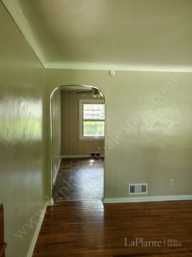 Building Photo - Welcome to this spacious 4-bedroom, 2-bath...
