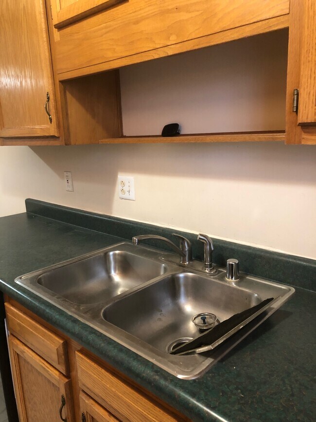 Building Photo - 124 Karen Ct