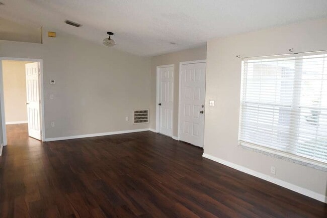 Photo - 3175 Victoria Dr House