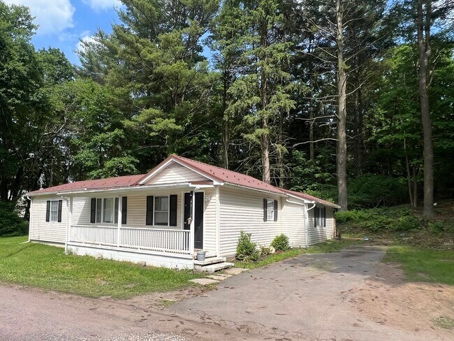 Building Photo - 47 Lines Ln