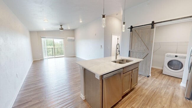 2 dormitorios/2 baños cocina/sala de estar (1100-50) - Legacy Creekside Apartments