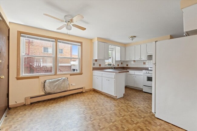 Building Photo - 2650 W Touhy Ave