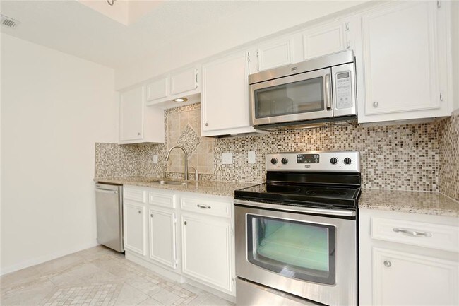 Building Photo - 7700 Creekbend Dr