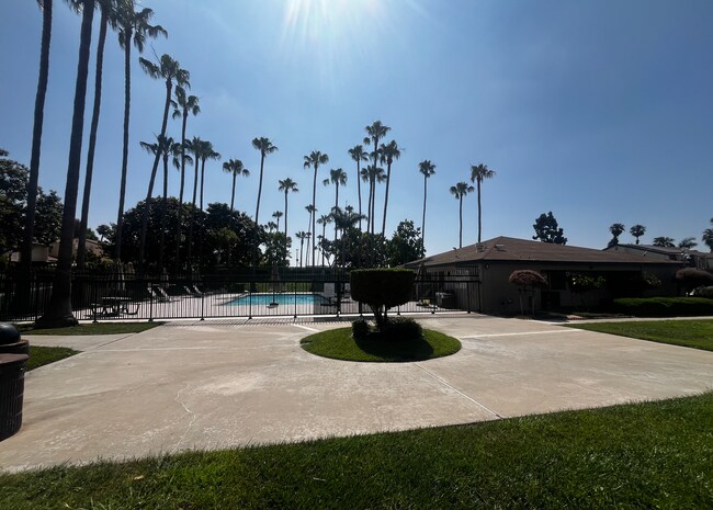 Building Photo - 3BR/2.5BA Two Story Condo Available