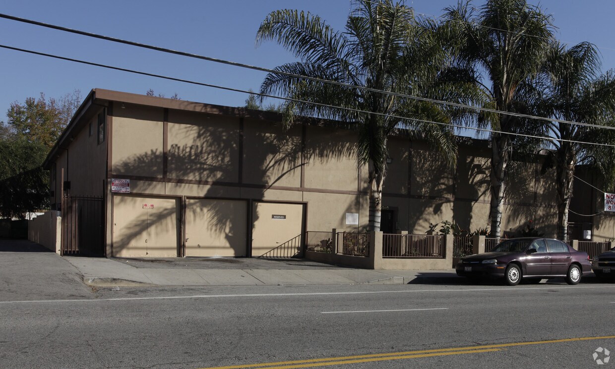 Fulton Townhomes 6060 Fulton Ave Van Nuys, CA Apartments for Rent