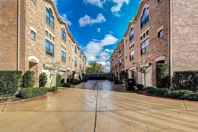 Foto del edificio - 8715 Meadowcroft Dr