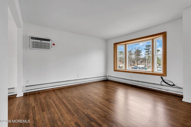 Building Photo - 613 Champlain St