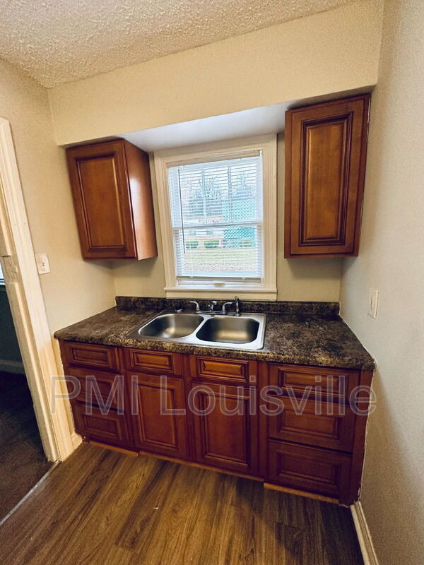 Foto del edificio - 1714 Bicknell Ave
