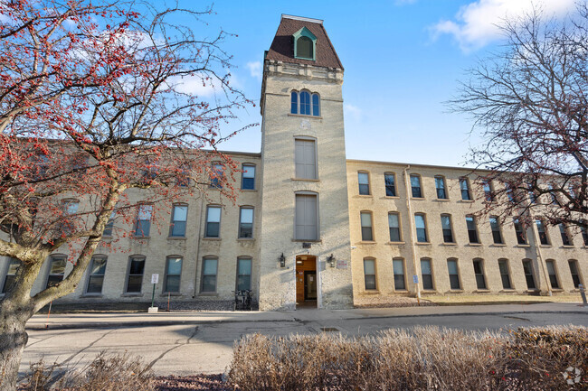 Building Photo - Signature 23 Apartments