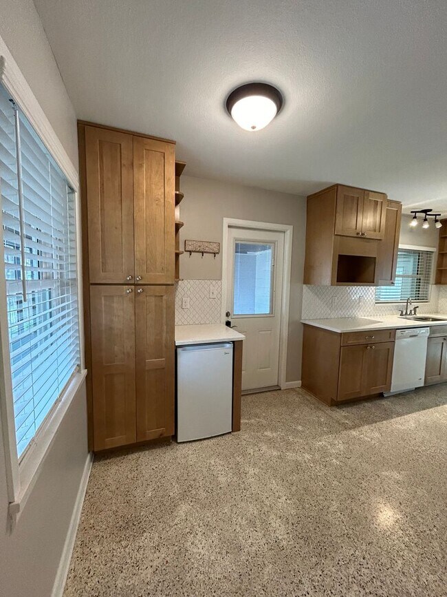 Foto del edificio - 3 Bedroom, 2 Bath Single Family Home in Eu...