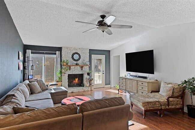 Foto del edificio - 3909 Holt Dr