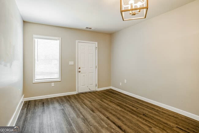 Building Photo - 6875 Maple Log Dr