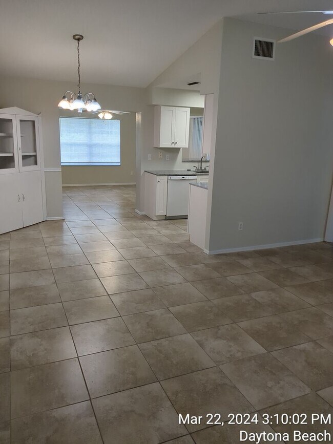 Foto del edificio - Spacious 4BR Home Minutes from Daytona Beach – Freshly Updated & Move-In Ready!