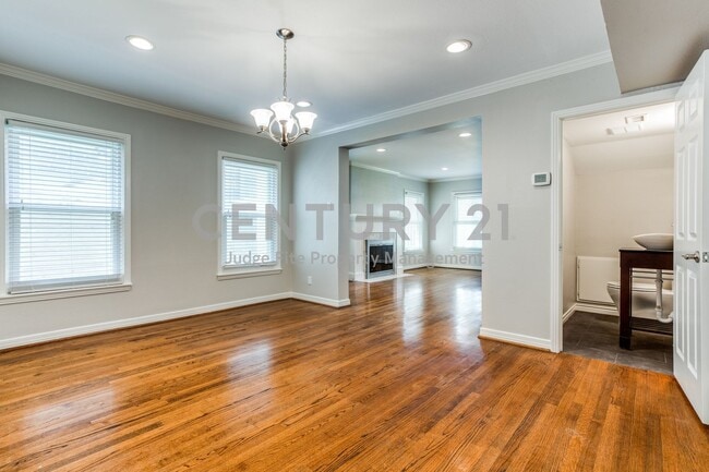 Building Photo - Renovated 2-Story 2/1.5/2 Duplex For Rent!