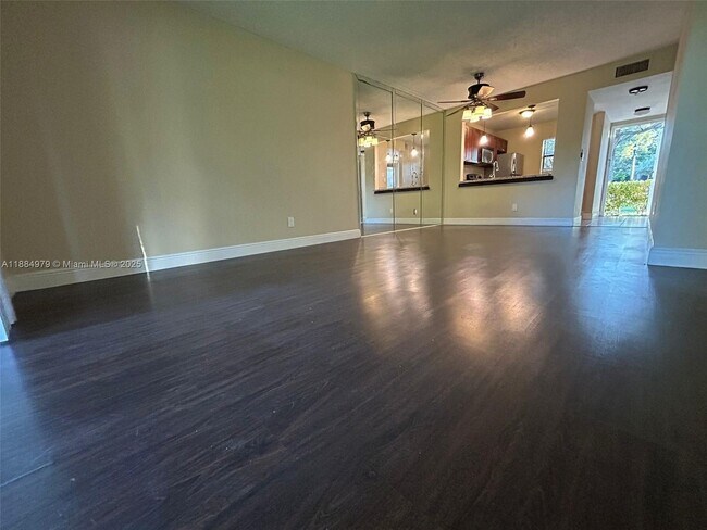 Foto del edificio - 10325 NW 11th St