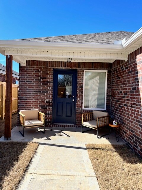 El porche trasero cubierto da a un pequeño patio trasero cercado para mayor privacidad. - 2488 N Raven Ln