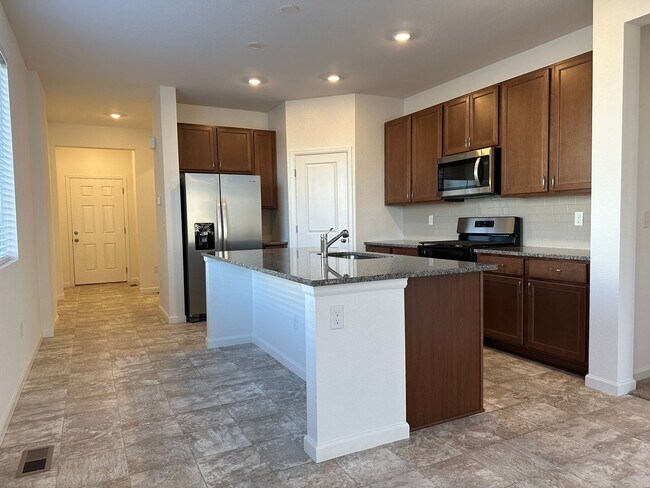 Foto del edificio - Spacious and Updated 3 Bedroom Home with Attached Garage in Longmont Available for June!
