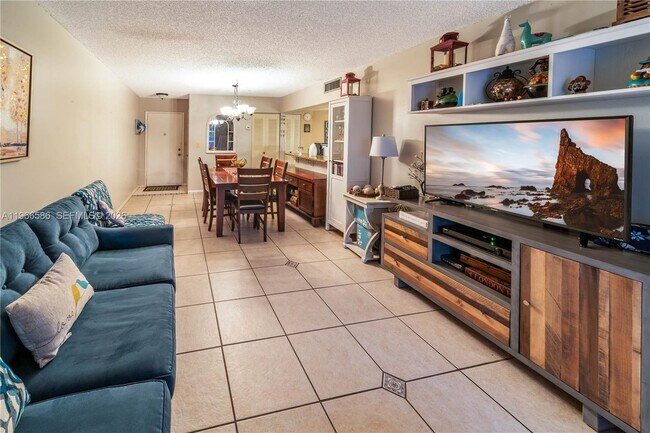 Building Photo - 9705 Fontainebleau Blvd