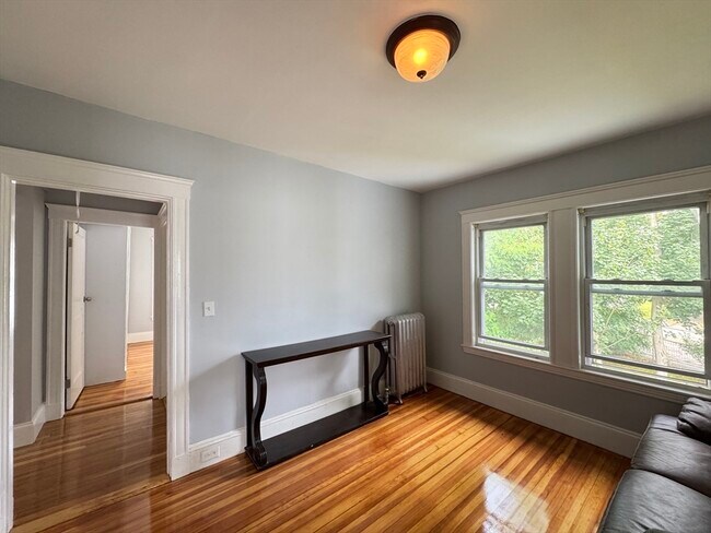 Foto del edificio - 112 Brush Hill Rd