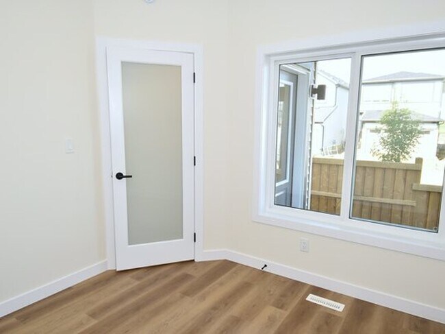 Photo du bâtiment - 2125-2125 5 Ave SW