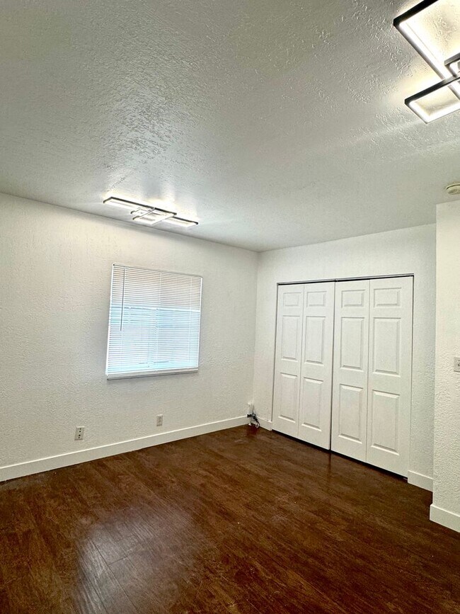 Foto del edificio - 8839 Tilden Ave