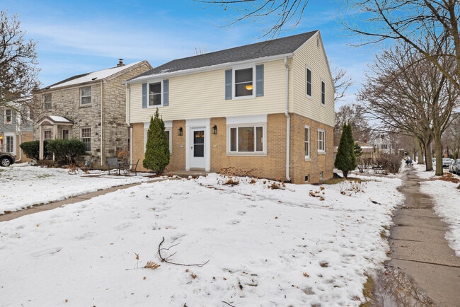 Building Photo - 5873 N Santa Monica Blvd