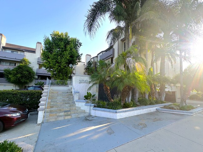 Building Photo - Beautiful 2-Bed, 2-Bath Winnetka Condo – Spacious, Updated & Move-In Ready