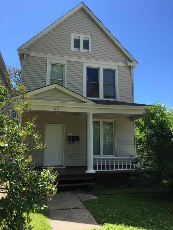Foto principal - 1210 E 2nd St